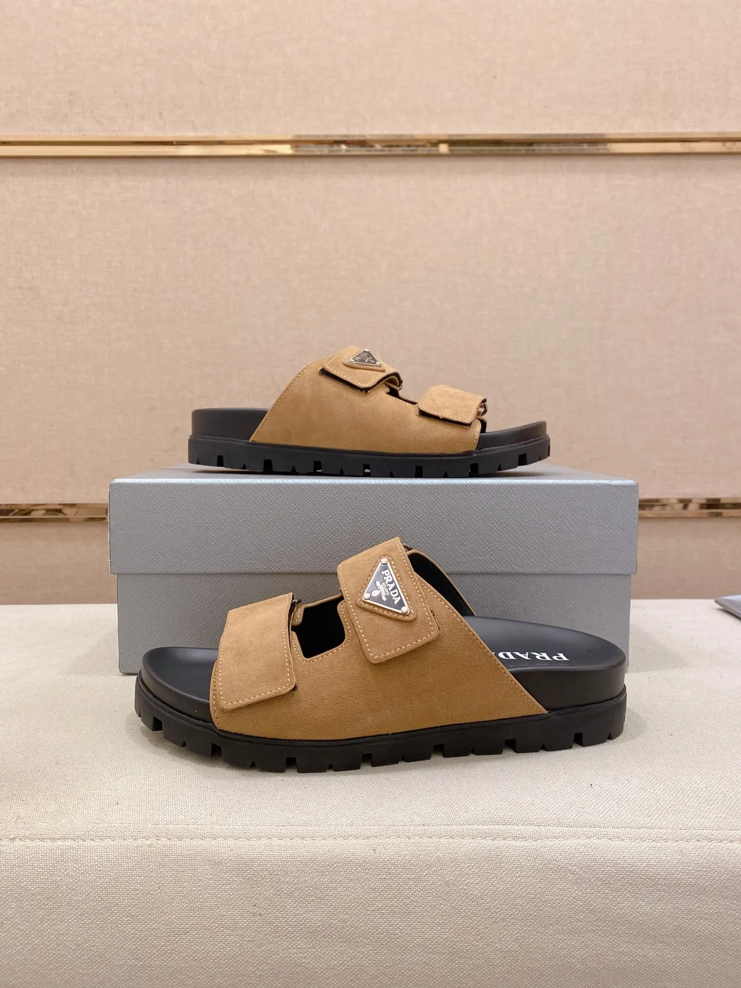 Men's shoes 💰: 440💰 [PRADA Slippers] High-end men's shoes brand official website 1:1 latest masterpiece: original mold opening and customization, the fabric is made of imported suede cowhide original material, upgraded outsole, lighter and non-slip. The market's top quality, simple yet tasteful, a must-have for fashionistas, fashionable at your feet, full of confidence, the same style at the counter 👍The season of summer slippers is here. Code: 38-45